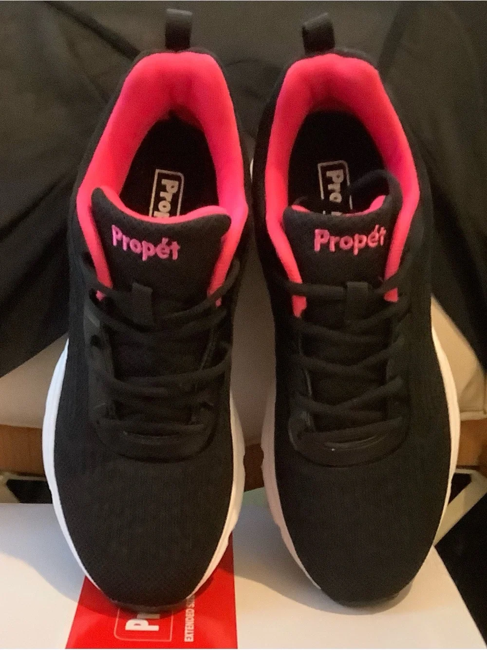 New in the box PROPET 10W Stability Strive Walking Sneakers Black & Hot Pink New